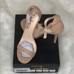 Brand New LuLus Size 9 Pumps fits like an 8.5.